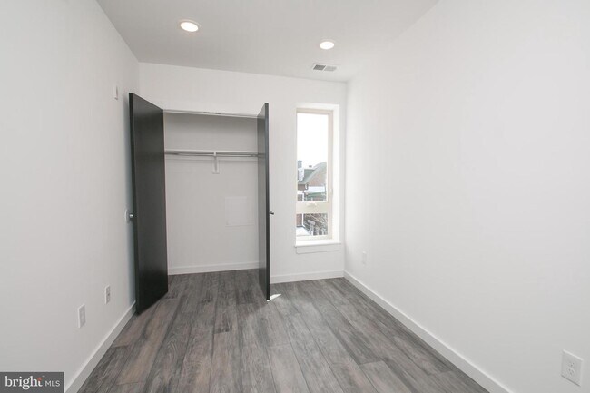 Building Photo - 13 Farson St