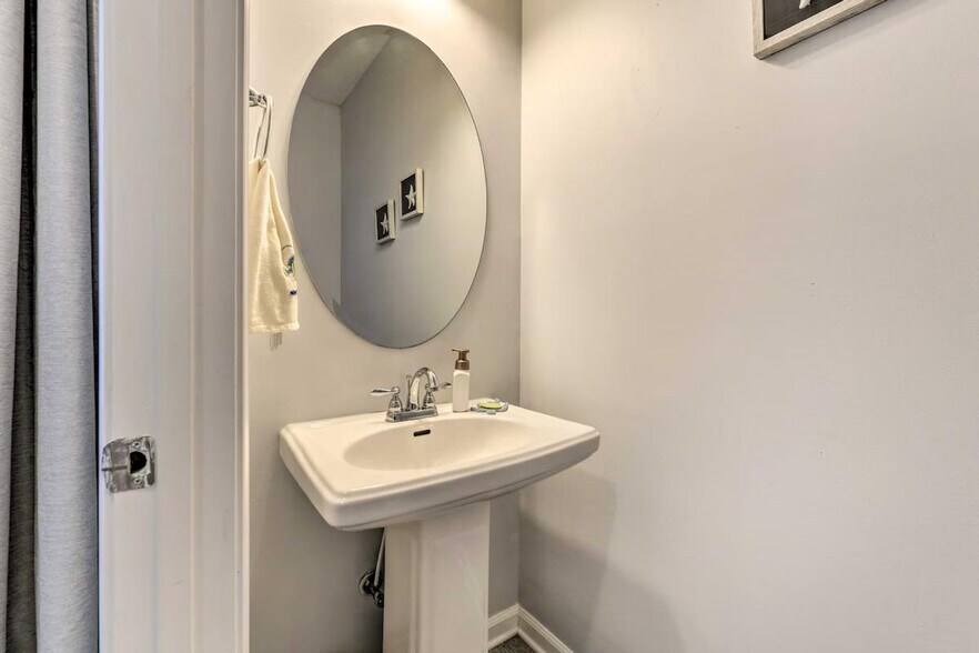 Building Photo - 3723 Tiki Dr