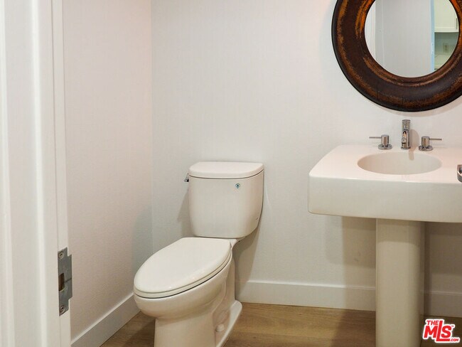 Building Photo - 13700 Marina Pointe Dr