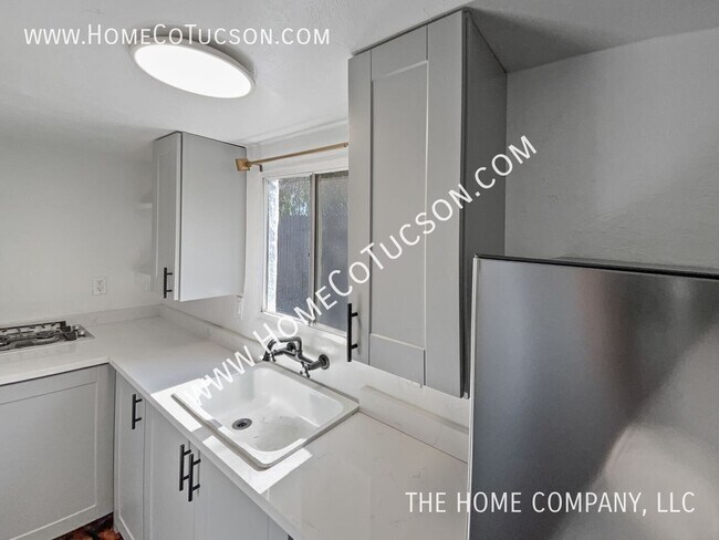 Building Photo - 940 E Florita St