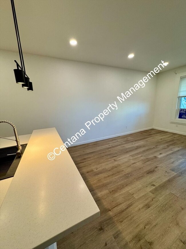 Building Photo - 722 S Montana St