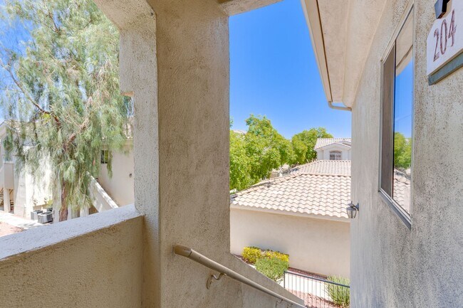 Building Photo - Charming 2-Bed/2-Bath Condo with Dual Mast...
