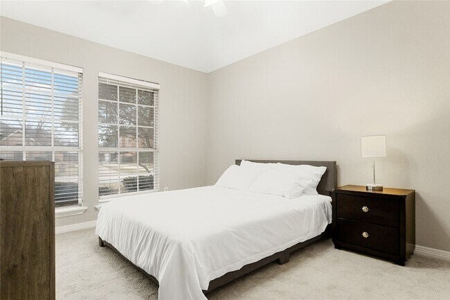 Building Photo - 118 W Greenbriar Ln