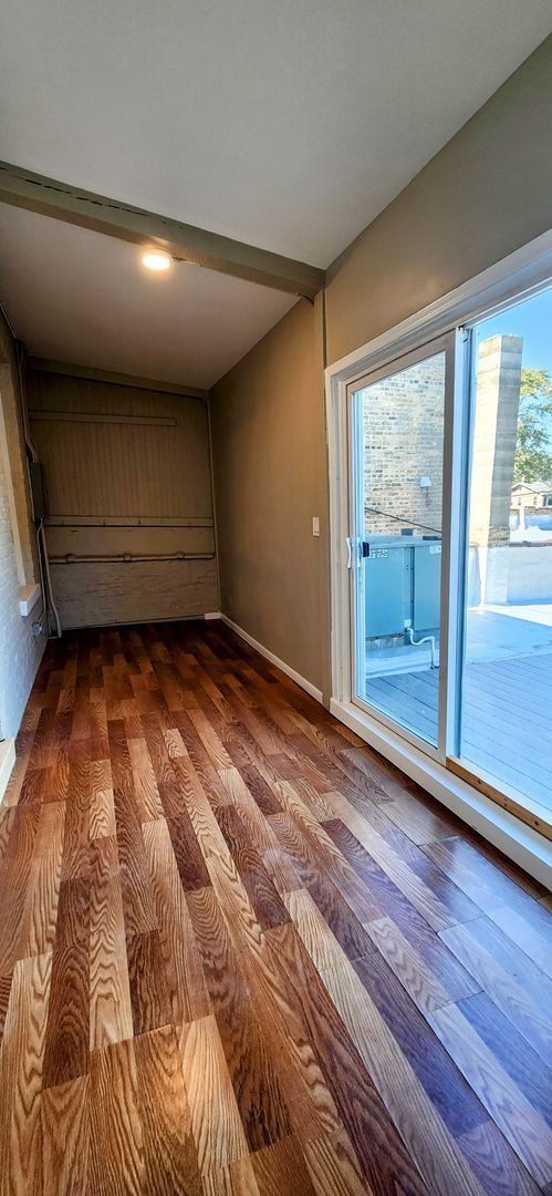Building Photo - Albany Park rehabbed 2 bedroom close to Metra station.