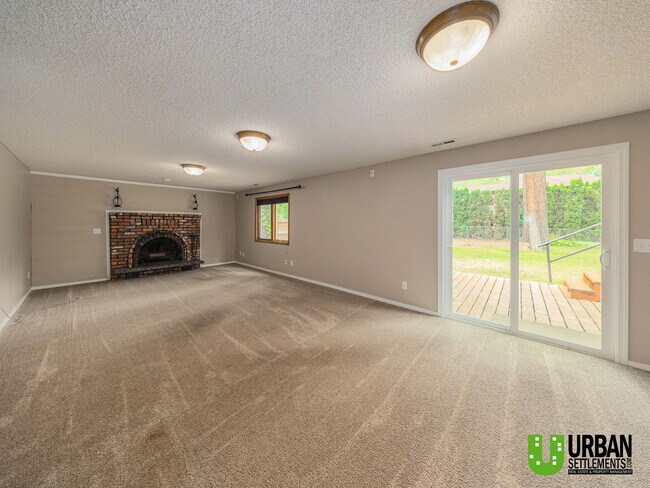 Building Photo - 8421 E Columbia Dr
