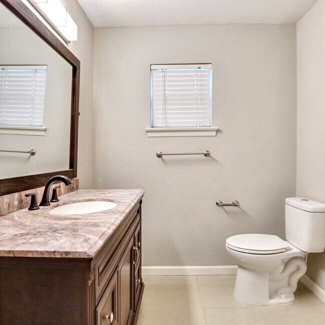 Building Photo - 1520 Sunnybrook Dr