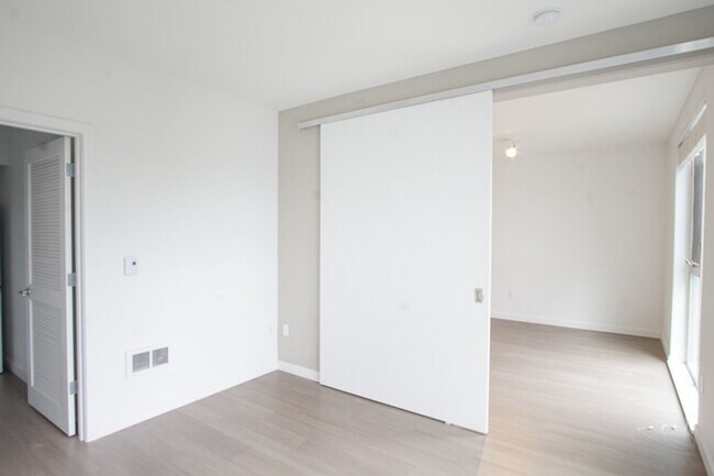 Building Photo - Sellwood-Modern Top Floor 1Bdr w/Floor-to-Ceiling Windows + Pet OK!