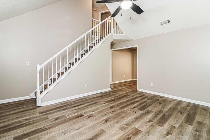 Building Photo - 109 Aztec Way SE