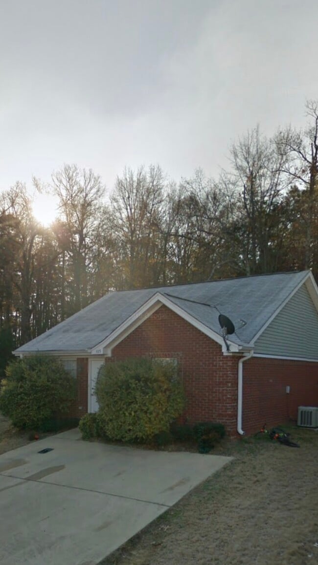 Building Photo - 105 Gym Cir