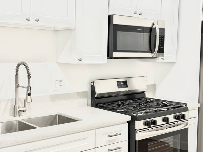 Building Photo - 351H2 - Oxnard | 2 Bed 1 Bath | Newly Reno...