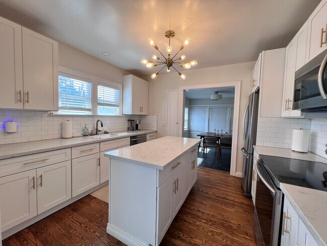 Building Photo - Fully Updated Home in San Leandro Available for Rent!!