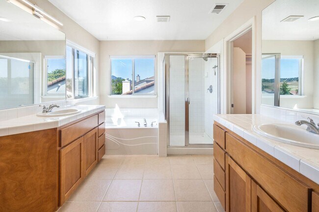 Building Photo - Gorgeous 4 Bedroom with SOLAR in Shadow Lakes!