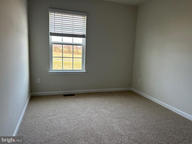 Building Photo - 167 Rae Ct