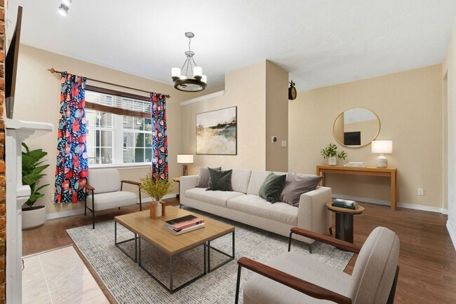Building Photo - Charming 3 Bedroom/4 Bathroom Detached Home Located In The South Side Flats.  Available Immediately.