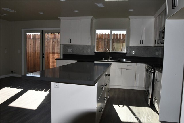 Building Photo - 917 W Flora St