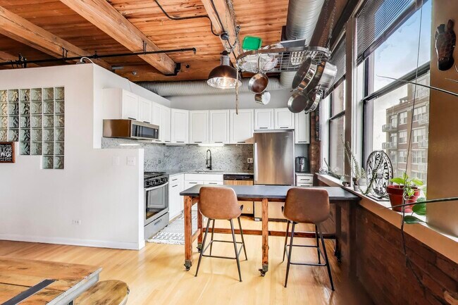 Building Photo - 913 W Van Buren St