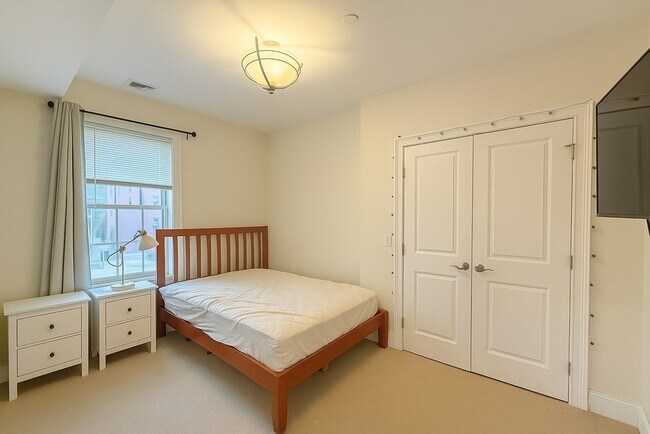 Building Photo - 463 Rutherford Ave