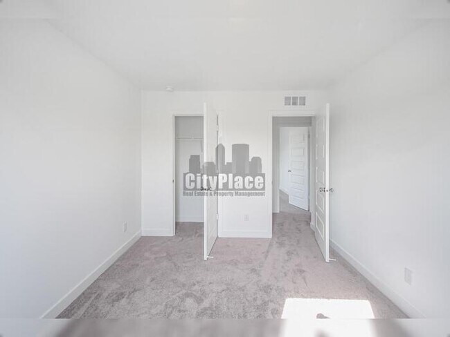 Building Photo - 3794 Cantebury Dr