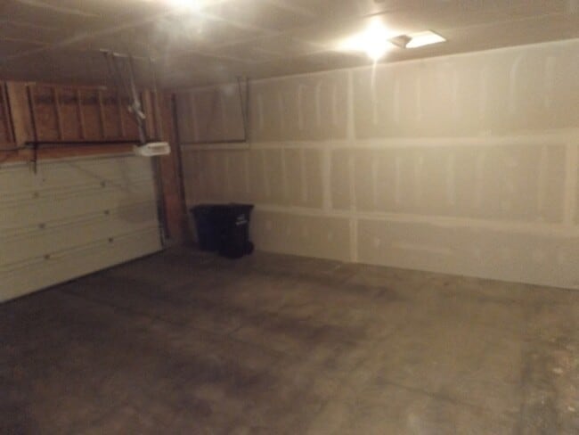 Building Photo - 4 BEDROOM | 3 BATH | TOWNHOME | GARAGE | WEST SIDE