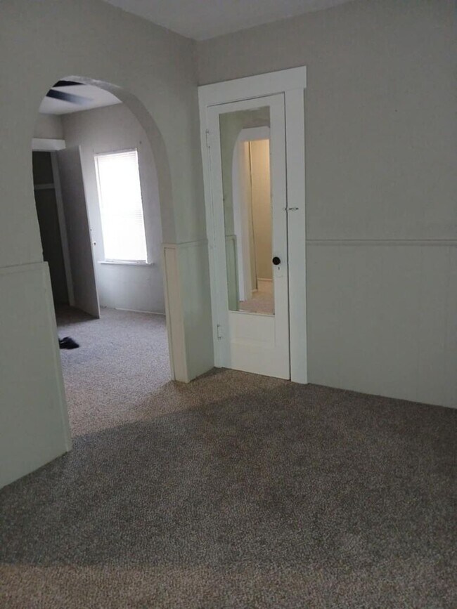 Primary Photo - 2410 W Douglas Ave