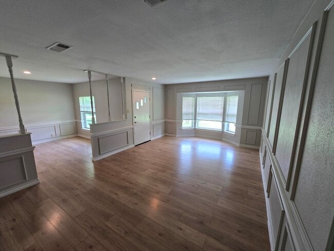 Building Photo - 1590 Gravel Cir N