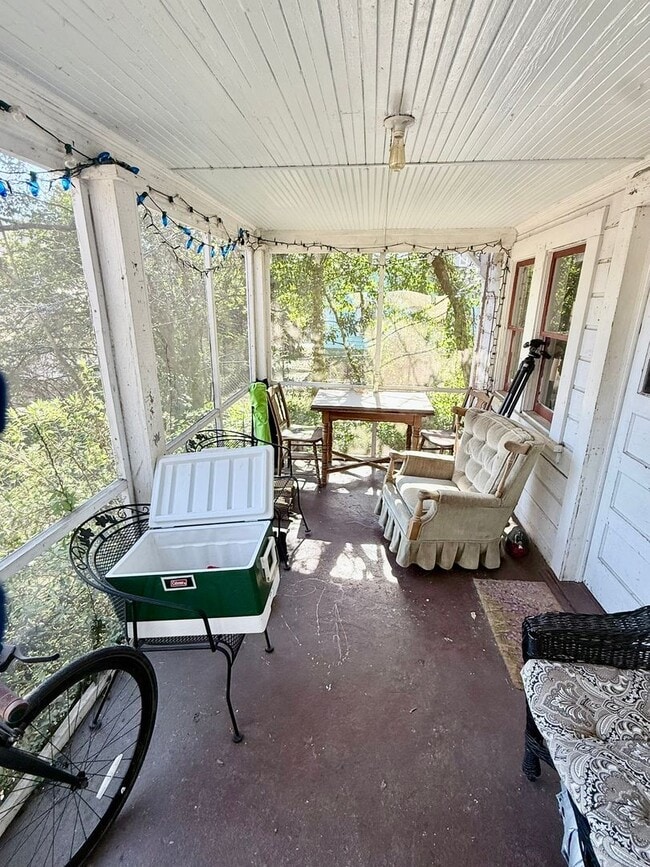 Building Photo - Easy St. Two Bedroom