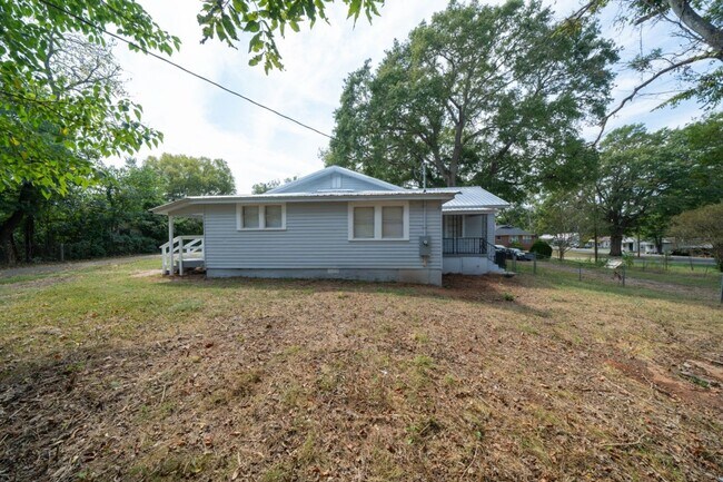Building Photo - Charming Corner-Lot Home in Bessemer – So ...