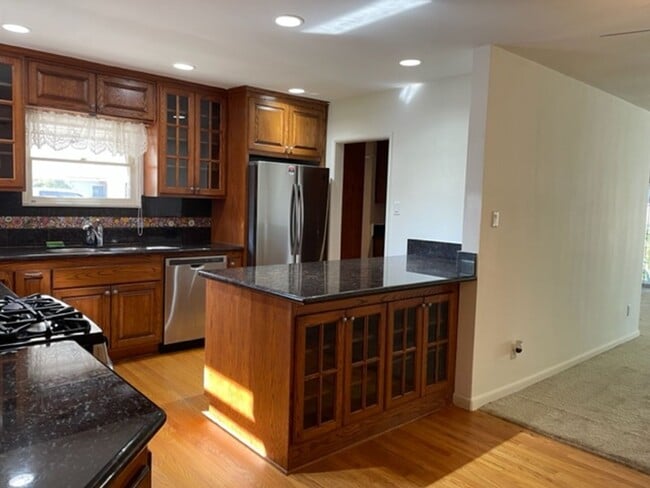 Building Photo - 3 bdr 2 bath Home on Huge lot.