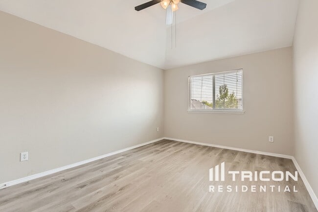 Building Photo - 421 Emerald Creek Dr