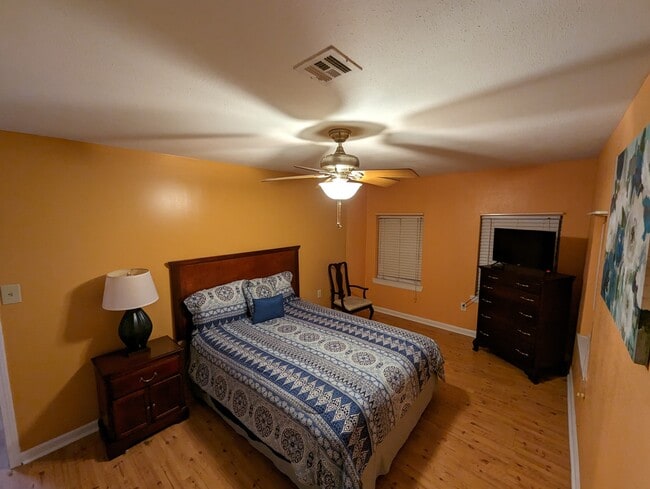 Building Photo - 6335 Franklin Ave