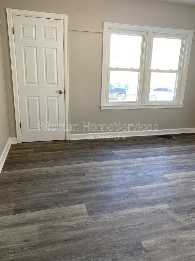 Building Photo - 427 W Murray St