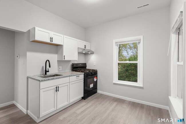 Building Photo - 20 Waverly St