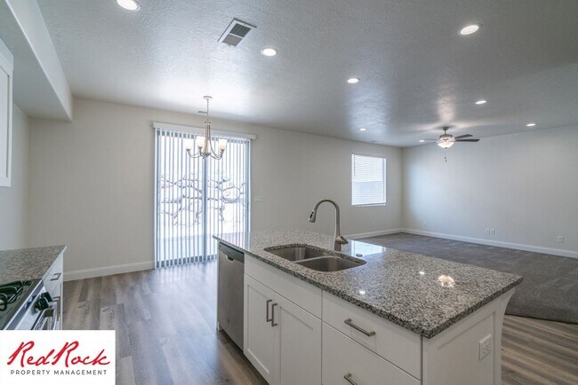 Building Photo - Modern Townhome in Desirable Hurricane Hei...