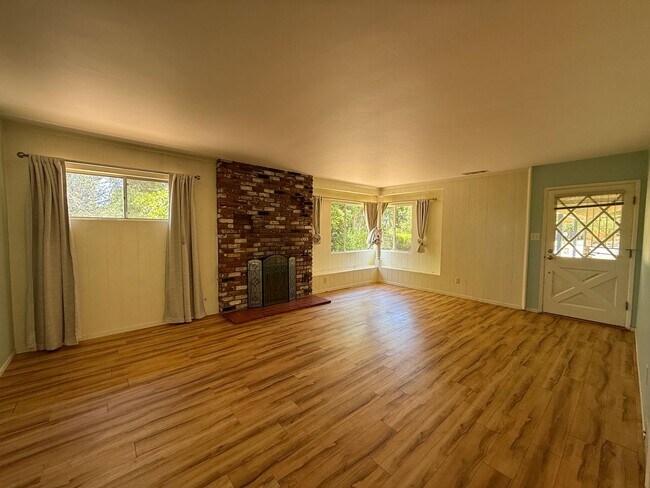 Building Photo - Large Ranch-Style Home in Vista