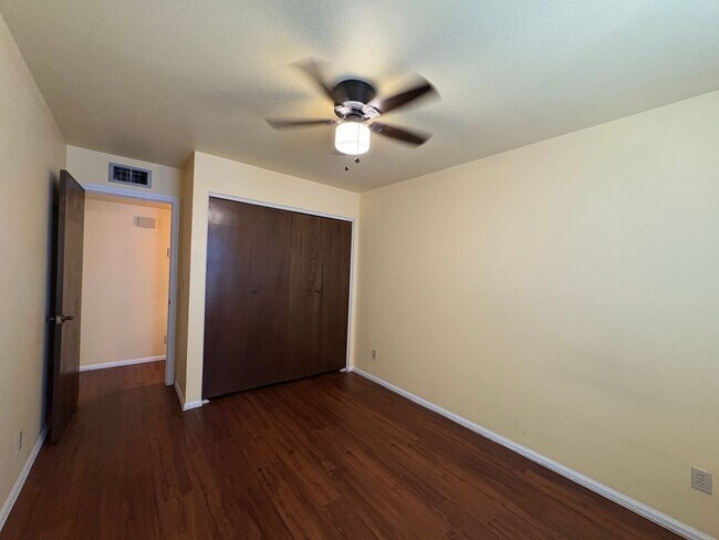 Building Photo - Mesa 2 Bedroom 1 Bath in Triplex Building