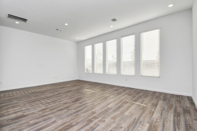 Building Photo - 5535 Holly Hvn Ct