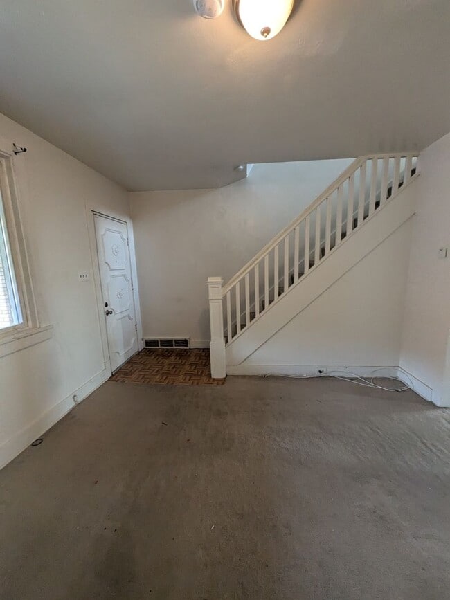 Building Photo - 2 bed 1 bath home with large living room a...