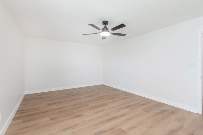 Building Photo - 2607 E Larkspur Dr