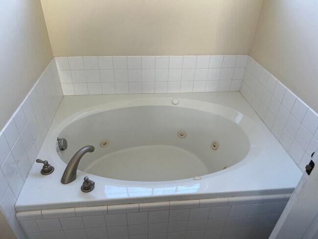 Building Photo - Jack Britt School District! 5br, 2.5 ba