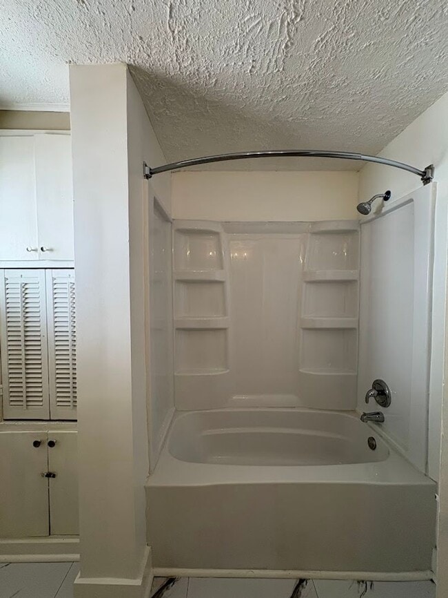 Building Photo - Four bedroom one bathroom home for rent