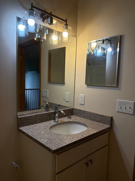 Building Photo - 6388 Dummerston Ct