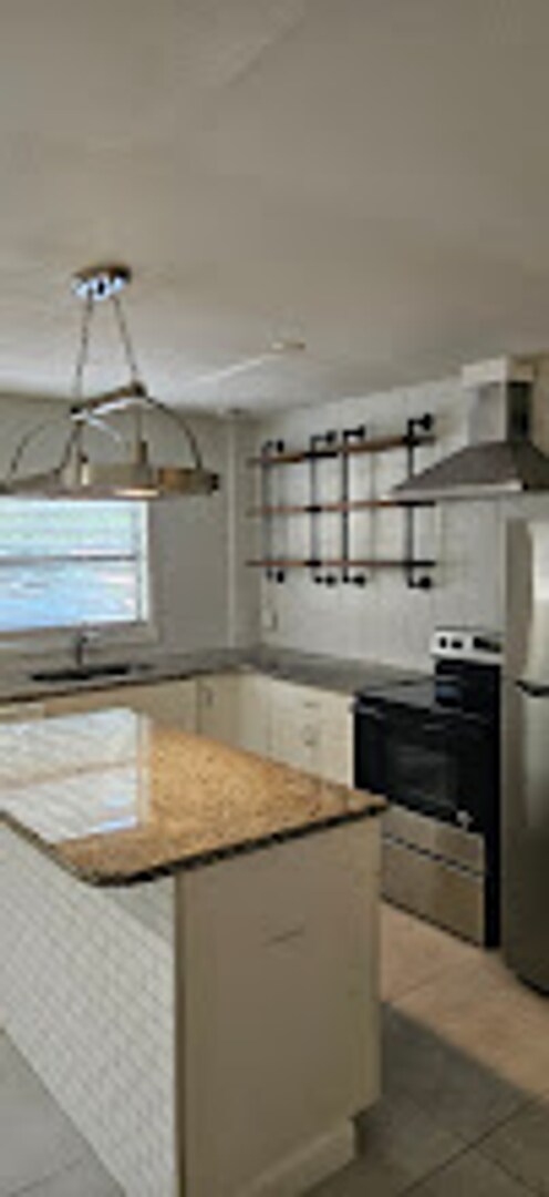 Building Photo - Crystal Lake