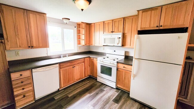 Building Photo - Lovely Cape Cod 3 Bedroom Home