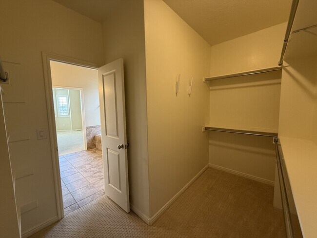 Building Photo - 744 W Ridgeline Dr