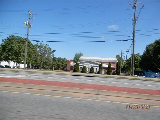 Building Photo - 2571 Park Rd