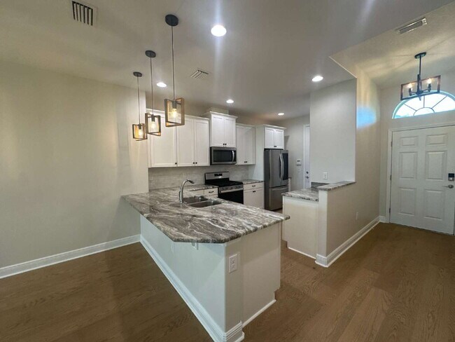 Building Photo - 3 bedroom, 2 bathroom in desirable Loren Cove