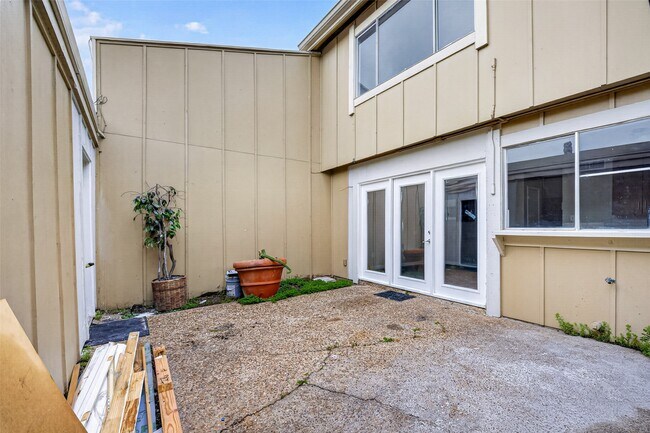 Building Photo - 2340 Woodland Park Dr