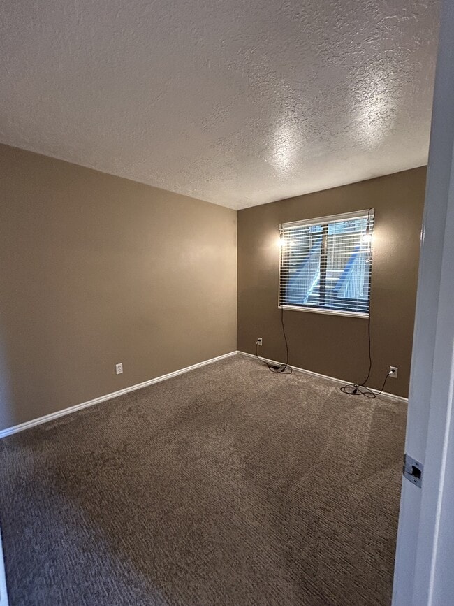 Building Photo - 662 W Jefferson Cove