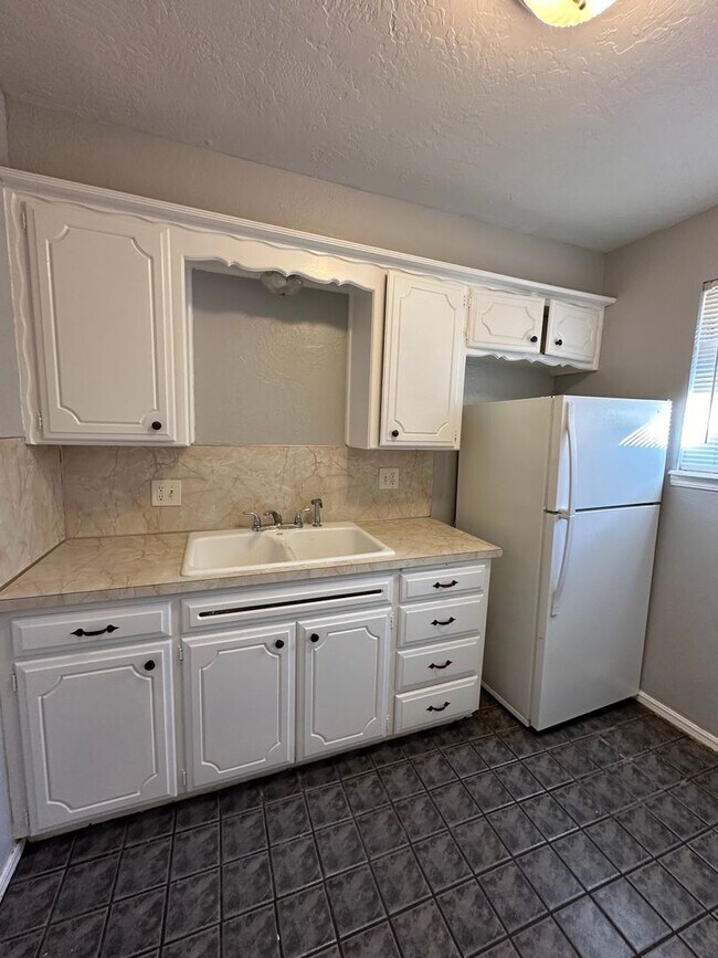 Building Photo - 4844 Woodview Dr