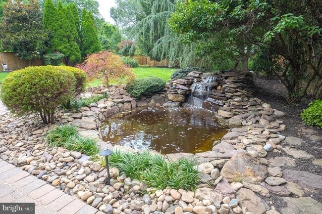 Building Photo - 5905 Lone Oak Dr